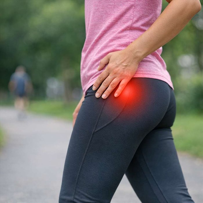 Pourquoi la hanche claque lors de la marche ? Causes et solutions